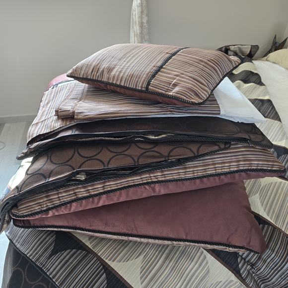 Elegant Black and Brown Bedding Set - Picture 4 of 4